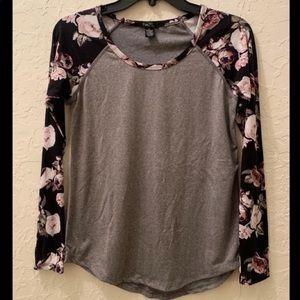 Cute gray long sleeved flowered top!
